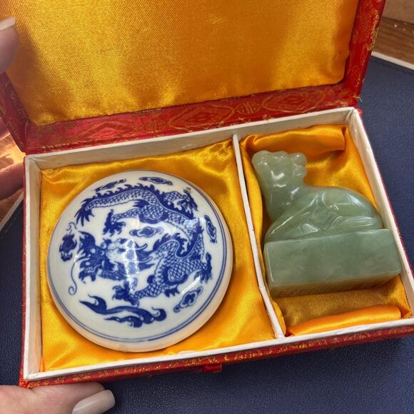Chinese carved nephrite Ox chop w/wax box set - Picture 1 of 14